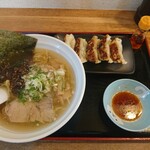 富良野らーめん花道 - 生姜ラーメン塩と花道焼餃子