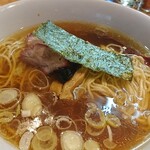 支那そば なかじま - スープは、ちょうど良い醤油感、ちょうど良いお出汁感です。麺は低加水ストレート細麺です。まずは麺からいきます。ずっ、ずーーー。ずっ、ずーーー。うんうん美味しいです。