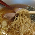 支那そば なかじま - 麺アップ！美味しいから無心になって啜っちゃいます。チャーシューはしっかりと硬いやつです。支那竹はこりこり硬めのやつが2本。