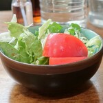 大八 - カレーとセットのサラダ