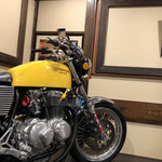 とんかつ 椛 - 座敷にバイク？