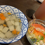 Taifu Do Dainingu Ba Maipenrai - ランチのスープ、ミニサラダ