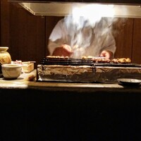 焼鳥 市松 - カウンター越しの目の前で、焼いてくれます。