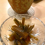 博多もつ処 東屋 - 山葵の茎の醤油漬け？