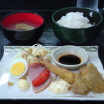 椅子のある立ち呑み つるつるいっぱい - 特別に作って貰いました　揚げ物定食500円　※ご飯のお代わり自由　2011年5月