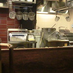 麺や 紡 - きれいな広い厨房　左奥に製麺室