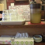 麺や 紡 - テーブルセット　箸は塗と割り箸と2種類