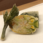 日本料理 久丹 - 千葉産の花ズッキーニの天ぷら。中に潜むのは芝海老と空豆の真薯