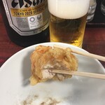 ひよどり中華料理 - モモでは無く脂の無い部位なんだが、揚げ方が美味いんだろうね。
            
            外側サクカリで中はジュゥシィ♪
            
            『魔法の粉』的なのもついて来る。
            
            
            