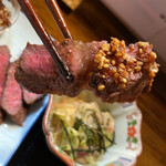 遊酒食堂 宇都宮 - おまかせ定食
      『自家製食べる醤油』を付けて佐賀牛ミスジリフト