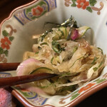 遊酒食堂 宇都宮 - みょうがやきゅうり、大葉など
      イチから材料を刻む非常に手の込んだ酢の物
      