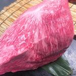 Amakusa No Megumi - 天草A5ランク黒牛のクリミステーキ。赤身に近い肉質で、肉の味もしっかりして適度な霜降りで柔らかくとてもバランスの取れた部位です。
      サッパリとして肉の旨味を楽しみたい方にはクリミのステーキがオススメですよ