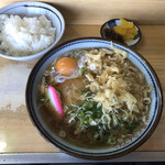 ドライブイン川原 - たぬきそばにたまごトッピング
      