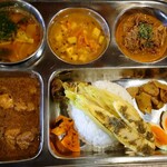カリアムドゥ - スープ     カレーは ３種   野菜  ゴア風 チキン    