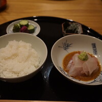 まき村 - 鯛茶漬け（淡路天然真鯛、魚沼産コシヒカリ）香の物（胡瓜糠漬け、柴漬け、伏見唐辛子おかか和え）