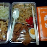 しな喜 - チャーハン弁当(500円税込)、ゲソ唐揚げ(通常650円税込が20％オフで520円税込)、餃子２人前(通常340円税込が20％オフで270円税込×２)