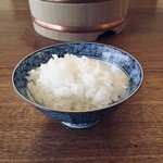 紀ノ国屋 - お櫃に移したご飯を盛る