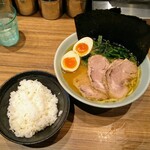 横浜ラーメン 渡来武 - 渡来武ラーメン並とライス（中）