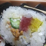 Genkai Zushi - 中には マグロ  イカ  キュウリ  納豆  沢庵