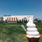 ドリームドルチェ - イートインスペースは閉鎖中だったので外のベンチで食べました　後ろに見える牛さんは本物ではありません（笑）