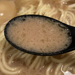 麺処 一笑 - 濃厚豚骨スープ