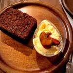 Organic Cafe ゆきすきのくに - みんな大好き！　アイスクリームとチョコレートケーキの組み合わせ^ ^ 自然栽培の米粉を使ったグルテンフリーのケーキと、お米を食べて育った純国産種の鶏からとれた卵で作ったバニラアイスです！