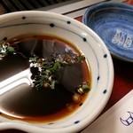 Migiwatei - あっさりした中にも芯のあるタレで、お好みでおろしニンニクを入れます。