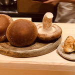 日本橋 蕎ノ字 - ■玉取茸
      ☆静岡県岡部町の杉山農園の椎茸。モーツァルトを聴かせて育てているとの事。生産者は椎茸作りに人生をかけている方だそうです。