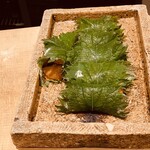 日本橋 蕎ノ字 - 雲丹の大葉巻きの具材。