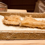 日本橋 蕎ノ字 - 大将が目の前で真っ二つに割ってくれる。サクッと音がして食欲をそそる。