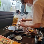 ステーキ宮 - 店員さんがちゃんと宮のたれをかけてくれます❗