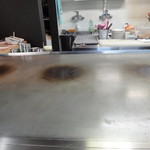 お好み焼き 鉄板焼き りんご - 厨房の様子