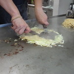 お好み焼き 鉄板焼き りんご - 水気を抜いています