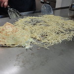 お好み焼き 鉄板焼き りんご - 麺をバラしています