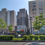 Kaisendon Ya Oguma Shouten - お店の前は、創成川狸二条広場の公園です。テイクアウトして外で食べるのも気持ち良いです。