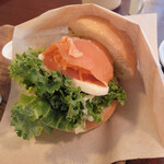 RAGE COFFEE BAR - スモークサーモン、発酵豆乳チーズ、キャロットラベのサンドウィッチ690円