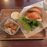 RAGE COFFEE BAR - スモークサーモン、発酵豆乳チーズ、キャロットラベのサンドウィッチ690円
フレンチフライ&ドリンクセット200円