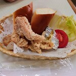 館山中村屋 - チキンバスケット。今日はパンが違ってごめんなさいとご丁寧に言って頂きましたが、コッペパンも美味しかったです