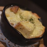 ワインバー バッカス - 熱々のパングラタン、ゴルゴンゾーラソースで（８５０円）２０２０年５月