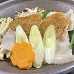 信玄 - 豚肉の卵黄味噌焼き　下には春キャベツを敷き詰めています