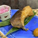 信玄 - 銀ダラの自家製の味噌焼き　付け合わせに自家製の金柑甘煮に、赤玉葱の甘酢漬け　