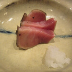 メジマグロの藁炙りと大根下ろし