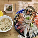 うおたけ鮮魚店やけんど 海鮮どんや - エノキのお味噌汁と、赤ナマコの酢の物が付いてます。
