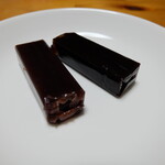 とらや - 料理写真:「いちご」(左)と「おもかげ」