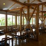 サーモン亭 - 明るく広い店内