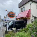 Okonomiyaki Yurichan - 道路挟んだ場所にも駐車場あり