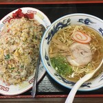 香華園 - キャーーー！！！やきめしセット！

やきめしと半ラーメン ¥1050。

やっぱり中華屋来たらこの組み合わせヽ(´o｀

俺と妻はコレ。

何故同じセット？？？

違うの食えば分けられるのに！

