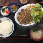 香華園 - 婆ちゃんは牛焼肉定食  ¥950。

おいおい ココは中華料理屋だぞ？

ココでこのチョイスってどーなの？？？

俺も含めてどうもちぐはぐと言うか噛み合わないな(@_@)



