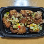 Waigaya - 鶏の唐揚げ自家製ピクルスの油淋ソース（600円）