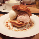 クルミドコーヒー - クルミドケーキアイス(450円)※塩ミルクといちご